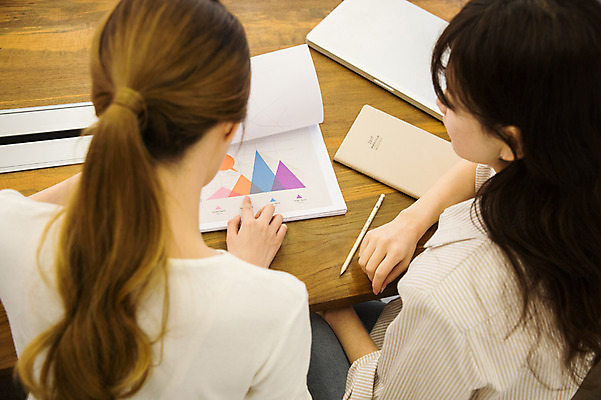 포토 JPG 우먼라이프 여자 회의 그래프 실내 앉기 상반신 20대 성인 두명 뒷모습 30대 한국인 비즈니스우먼 동료 회의실 문서 싱글라이프 성인여자만 국내포토 라이프스타일 뷰포인트 비즈니스 관계 모션 사람 동양인 청년 내부 장년 직장인 여자만 성인만 파일형식