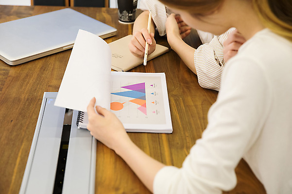 포토 JPG 우먼라이프 여자 회의 그래프 실내 앉기 상반신 20대 성인 두명 옆모습 30대 한국인 비즈니스우먼 동료 회의실 문서 싱글라이프 성인여자만 국내포토 라이프스타일 뷰포인트 비즈니스 관계 모션 사람 동양인 청년 내부 장년 직장인 여자만 성인만 파일형식