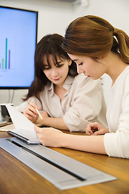 포토 JPG 우먼라이프 응시 여자 회의 실내 앉기 상반신 20대 성인 두명 옆모습 30대 모니터 한국인 비즈니스우먼 동료 회의실 문서 싱글라이프 성인여자만 국내포토 라이프스타일 시선 뷰포인트 비즈니스 관계 모션 사람 동양인 청년 내부 장년 컴퓨터 직장인 여자만 성인만 파일형식