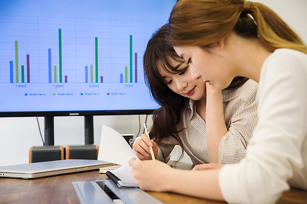 포토 JPG 우먼라이프 응시 여자 회의 실내 앉기 상반신 20대 성인 두명 옆모습 30대 모니터 한국인 비즈니스우먼 동료 회의실 문서 싱글라이프 성인여자만 국내포토 라이프스타일 시선 뷰포인트 비즈니스 관계 모션 사람 동양인 청년 내부 장년 컴퓨터 직장인 여자만 성인만 파일형식