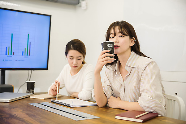 포토 JPG 우먼라이프 여자 커피 회의 휴식 실내 앉기 상반신 20대 성인 두명 앞모습 30대 모니터 한국인 비즈니스우먼 동료 회의실 싱글라이프 성인여자만 국내포토 라이프스타일 음료 뷰포인트 컨셉 비즈니스 관계 모션 사람 동양인 청년 내부 장년 컴퓨터 직장인 여자만 성인만 파일형식