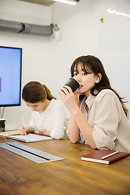 포토 JPG 우먼라이프 여자 커피 회의 휴식 실내 앉기 상반신 20대 성인 두명 앞모습 30대 한국인 비즈니스우먼 동료 회의실 싱글라이프 성인여자만 국내포토 라이프스타일 음료 뷰포인트 컨셉 비즈니스 관계 모션 사람 동양인 청년 내부 장년 직장인 여자만 성인만 파일형식