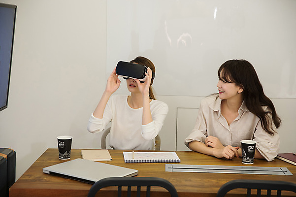 포토 JPG 우먼라이프 여자 회의 실내 앉기 상반신 20대 성인 두명 앞모습 30대 한국인 비즈니스우먼 책상 동료 회의실 싱글라이프 가상현실 성인여자만 오큘러스 VR기기 국내포토 라이프스타일 뷰포인트 가구 비즈니스 관계 모션 사람 동양인 청년 내부 장년 기계 직장인 여자만 성인만 파일형식