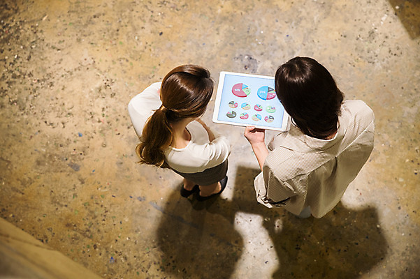 포토 JPG 전신 우먼라이프 여자 회의 그래프 실내 서기 들기 20대 성인 두명 뒷모습 30대 하이앵글 태블릿 한국인 비즈니스우먼 동료 싱글라이프 성인여자만 국내포토 라이프스타일 뷰포인트 비즈니스 관계 모션 사람 동양인 청년 내부 장년 전자제품 스마트기기 직장인 여자만 성인만 파일형식