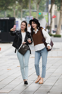 포토 JPG 주간 전신 모자 우먼라이프 여자 거리 미소 20대 성인 야외 두명 앞모습 30대 친구 쇼핑 걷기 우정 한국인 셀프카메라 싱글라이프 성인여자만 국내포토 자연요소 라이프스타일 잡화 뷰포인트 관계 모션 표정 사람 동양인 청년 장년 사진촬영 여자만 성인만 파일형식