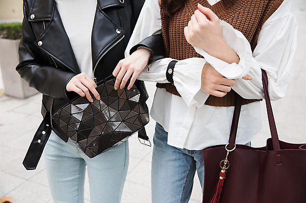 포토 JPG 주간 모자 우먼라이프 여자 거리 들기 상반신 20대 성인 야외 두명 앞모습 30대 친구 쇼핑 걷기 우정 한국인 핸드백 싱글라이프 성인여자만 국내포토 자연요소 라이프스타일 잡화 뷰포인트 가방 관계 모션 사람 동양인 청년 장년 여자만 성인만 파일형식