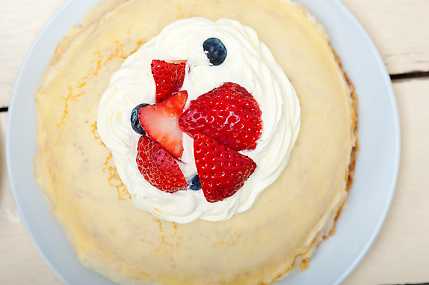 포토 JPG 해외이미지 접시 딸기 사람없음 케이크 달콤 생크림 블루베리 나무탁자 크레이프 해외202004 해외포토 식기 과일 탁자 디저트 맛 크림 파일형식 이미지허브