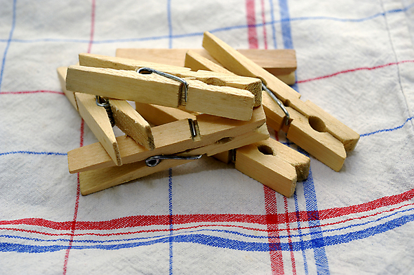 포토 JPG 해외이미지 옷 밧줄 건조 사람없음 목재 세트 갈색 장비 코드 빨래 빨랫줄 오브젝트 클립 빨래집게 내추럴 고립 해외202004 해외포토 나무 줄 컬러 가사 재료 집게 파일형식 이미지허브