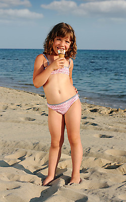 포토 JPG 해외이미지 백인 여자 딸 행복 어린이 모래 파도 바다 휴가 아이스크림 디저트 한명 미소 사람 해변 물 여름 파란색 청춘 컬러풀 냉동 기쁨 추위 흰색 표현 달콤 맛 그리스 해외202004 해외포토 자연요소 서양인 1 계절 감정 유럽 음식 컬러 컨셉 가족 표정 파일형식 이미지허브