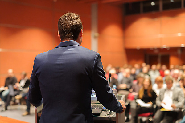 포토 JPG 해외이미지 남자 실내 한명 상반신 성인 뒷모습 아웃포커스 잡기 비즈니스맨 강의 강당 세미나 성인남자한명만 해외202004 해외포토 1 뷰포인트 비즈니스 모션 촬영기법 사람 내부 직장인 남자한명만 성인남자만 파일형식 이미지허브