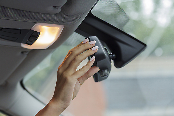 포토 JPG 해외이미지 손 여자 육상교통 해부 자동차 한명 사람 성인 사람없음 야외 뒷모습 농작물 유행 거울 우아함 손톱관리 손톱 싱글 조절 블러 혼자 해외202004 해외포토 1 교통수단 뷰포인트 컨셉 농업 의학 신체부위 네일아트 파일형식 이미지허브