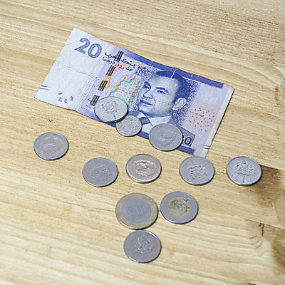 포토 JPG 해외이미지 지폐 돈 비즈니스 텍스트 아프리카 사람없음 금융 단어 동전 그룹 시장 구매 이슬람교 중개인 외화 환율 모로코 흙더미 고립 아랍어 해외202004 해외포토 직업 문자 나라 종교 경제 쇼핑 흙 재산 파일형식 더미 이미지허브