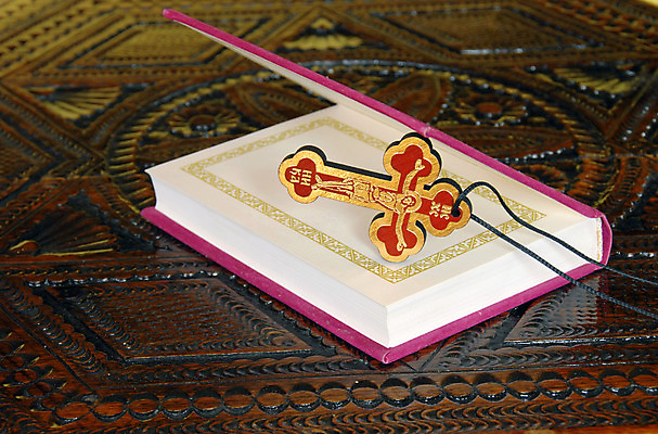 포토 JPG 해외이미지 전통 기독교 종교 조각 십자가 텍스트 탁자 사람없음 목재 책 빨간색 갈색 노란색 교회 평화 믿음 성경 기도 오픈 예수 영혼 아빠 황금 읽기 오브젝트 증거 판화 용서 귀족 러시아인 북마크 신앙심 헬프 해외202004 해외포토 서양인 나무 감정 컬러 가구 컨셉 재료 종교용품 가족 종교건축 모션 미술 건물 도움 신_종교 파일형식 이미지허브