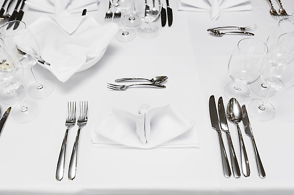 포토 JPG 해외이미지 식기 음료 음식 포크 와인잔 유리 탁자 사람없음 장식 빛 세트 식당 와인 숟가락 식사 저녁식사 희망 카페 식탁보 흰색 고급 우아함 은색 냅킨 설정 해외202004 해외포토 감정 컬러 가구 컨셉 술잔 재질 주류 수저 상점 파일형식 이미지허브