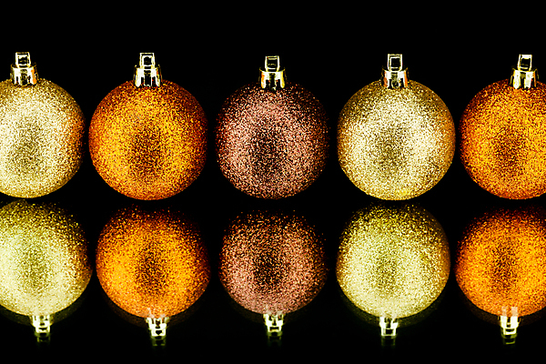 포토 JPG 해외이미지 크리스마스장식 크리스마스 검은배경 실내 사람없음 반사 장식볼 오브젝트 일렬 오너먼트 해외202004 해외포토 기념일 백그라운드 내부 장식 검은색 파일형식 이미지허브