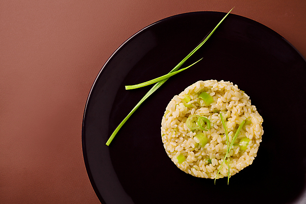 포토 JPG 해외이미지 접시 음식 채소 밥 사람없음 초록색 갈색 노란색 검은색 식사 저녁식사 흰색 닫기 부추 점심식사 리조또 채식주의자 해외202004 해외포토 식기 컬러 모션 채식 파일형식 이미지허브