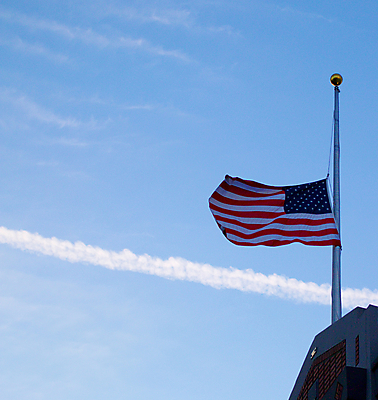 포토 JPG 해외이미지 구름 배너 별 파도 하늘 휴가 사람없음 빨간색 파란색 미국 줄무늬 흰색 죽음 깃발 4 심볼 애도 깃대 봉 기념물 애국심 명예 돛대 7월 독립 전국 해외202004 해외포토 자연요소 바다 컬러 북아메리카 무늬 숫자 날짜 파일형식 이미지허브