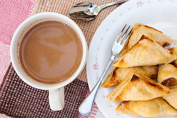 포토 JPG 해외이미지 접시 문화 음식 빵 조각 디저트 건강 사람없음 컵 노란색 케이크 식사 빵집 흰색 신선 뜨거움 차 달콤 맛 아침식사 자르기 굽기 먹기 파인애플 속도 반죽 점심식사 고립 숙성 페스츄리 스타일 해외202004 해외포토 식기 음료 컬러 컨셉 과일 모션 상점 구이 열대과일 파일형식 이미지허브
