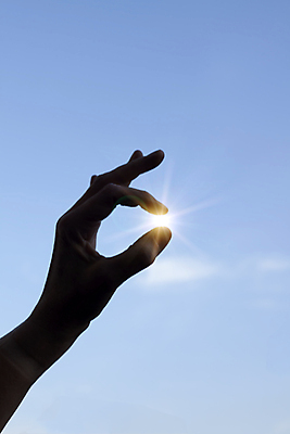 포토 JPG 해외이미지 구름 손 별 종교 손가락 상상 자연 하늘 성공 창조 사람 사람없음 야외 가로 여름 파란색 빛 햇빛 태양 환경 희망 화목 힘 활발 에너지 잡기 영혼 예측 순수 환경보전 광 카피스페이스 해외202004 해외포토 자연요소 계절 감정 컬러 컨셉 모션 신체부위 공백 사회이슈 생태계 파일형식이미지허브 