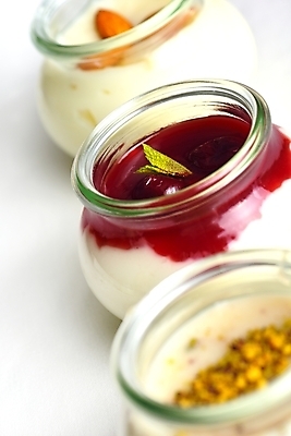 포토 JPG 해외이미지 실내 종류 사람없음 다양 세개 흰배경 일렬 푸딩 해외202004 해외포토 다수 백그라운드 디저트 3 내부 흰색 파일형식 이미지허브