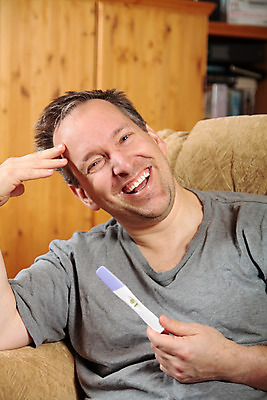 포토 JPG 해외이미지 백인 라이프스타일 남자 행복 가족 미래 새로움 실내 건강 한명 사람 성인 부모 소파 임신 기쁨 아빠 결과 예측 긍정 태아 리빙 해외202004 해외포토 서양인 1 감정 컨셉 의자 관계 내부 생활 파일형식 이미지허브