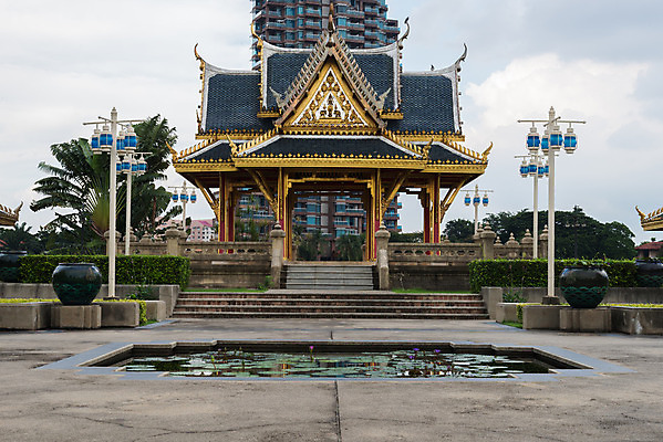 포토 JPG 해외이미지 공원 기념일 아시아 종교 문화 건축양식 태국 동양인 사람없음 조각상 문 탑 사찰 역사 재산 황금 천연기념물 신앙심 옛날 해외202004 해외포토 건축물 공공시설 건축 나라 종교건축 인종 이벤트 금융 조형물 파일형식 이미지허브