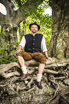 포토 JPG 해외이미지 나무 백인 전통 드레스 남자 유럽 백그라운드 셔츠 바지 자연 휴가 독일 관리 한명 사람 성인 야외 초록색 유행 축제 가을 신선 엉덩이 가죽 복고 무료 옥토버페스트 바이에른 스타일 바이에른사람 해외202004 해외포토 서양인 식물 1 옷 계절 나라 컬러 상의 하의 신체부위 생태계 파일형식 이미지허브