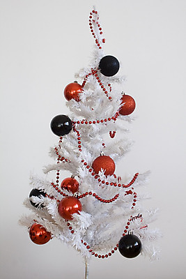 포토 JPG 해외이미지 나무 전통 계절 종이 문화 백그라운드 크리스마스 겨울 휴가 선물 사람없음 장식 빨간색 빛 상자 장난감 크리스마스트리 쌓기 검은색 덮개 흰색 그룹 묘사 슛 원뿔 흙더미 고립 해외202004 해외포토 도형 식물 기념일 컬러 모션 흙 뚜껑 파일형식 더미 이미지허브