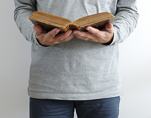 포토 JPG 해외이미지 손 기독교 종교 손가락 노동자 사람없음 책 성경 오픈 읽기 먼지 신앙심 해외202004 해외포토 직업 종교용품 모션 신체부위 파일형식 이미지허브