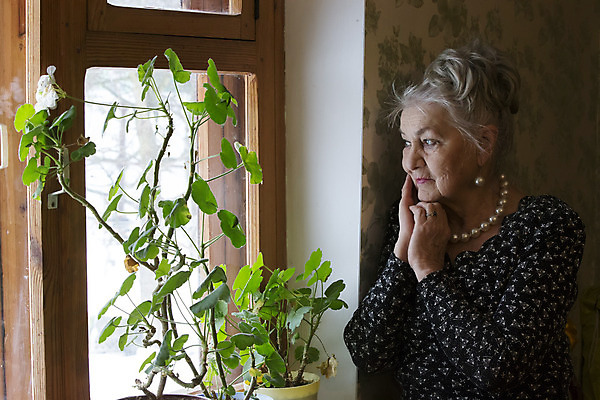 포토 JPG 해외이미지 1 손 응시 여자 노년 행복 할머니 백그라운드 생각 패턴 스트레스 주택 실내 건강 피곤 사랑 한명 미소 사람 앉기 성인 빛 반려동물 검은색 희망 고통 회색 슬픔 흰색 막대기 주름 기다림 피부 긍정 문제 후회 솜털 병실 종료 배려 옛날 지원 혼자 쓰다듬기 해외202004 해외포토 동물 시선 감정 컬러 컨셉 무늬 모션 표정 병원 내부 건물 신체부위 파일형식 이미지허브