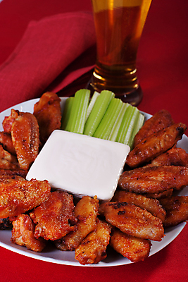 포토 JPG 해외이미지 맥주 실내 사람없음 양념치킨 맥주잔 샐러리 닭날개 미국음식 빨간배경 해외202004 버팔로윙 블루치즈소스 해외포토 백그라운드 채소 술잔 주류 서양음식 내부 빨간색 치킨 닭고기 소스_음식 파일형식 이미지허브
