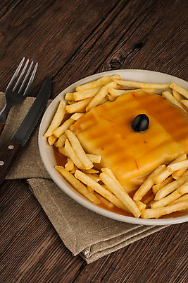 포토 JPG 해외이미지 전통 접시 외관 음식 포크 샌드위치 육류 요리 사람없음 야외 목재 식당 식사 어둠 소시지 칼 닫기 포르투갈 올리브 냅킨 칼로리 북쪽 영양분 정물화 해외202004 해외포토 나무 식기 열매 유럽 식재료 재료 모션 상점 가공식품 방향 그림 파일형식 이미지허브