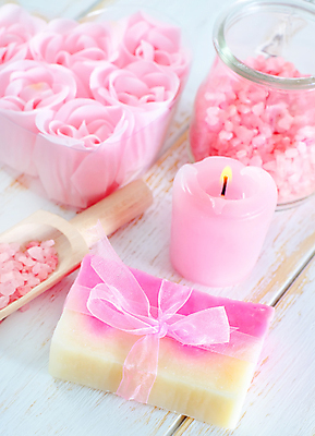 포토 JPG 해외이미지 리본 분홍색 사람없음 스파 오브젝트 아로마 스파용품 비누 향초 아로마테라피 스쿱 입욕소금 해외202004 해외포토 컬러 초 위생용품 미용용품 소금 테라피 파일형식 이미지허브