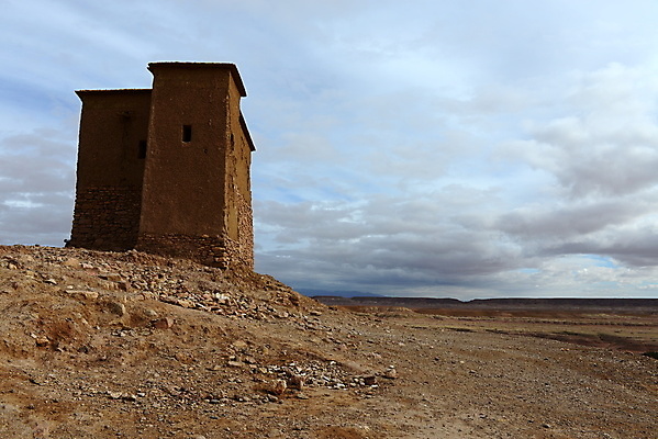포토 JPG 해외이미지 전통 문화 모래 벽 여행 거실 건축양식 아프리카 산 주택 손바닥 동양인 사람없음 강 세계 마을 궁전 사막 성 역사 재산 원주민 점토 타운 모로코 사하라 부족 강화 옛날 오아시스 지도책 파멸 해외202004 해외포토 건축물 손 건축 나라 컨셉 고건축 인종 건물 책 금융 도시 아프리카인 파일형식 소멸 이미지허브