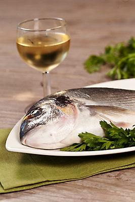 포토 JPG 해외이미지 접시 파슬리 사람없음 와인 화이트와인 레몬 날것 도미 해외202004 해외포토 식기 채소 과일 주류 어류 파일형식 이미지허브