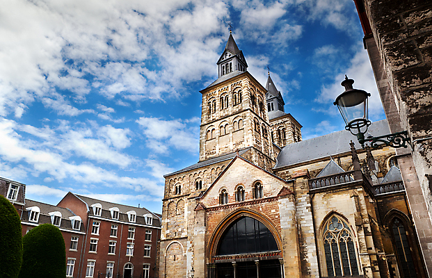 포토 JPG 해외이미지 구름 기독교 종교 문화 여행 건축양식 하늘 사람없음 야외 파란색 도시풍경 교회 도시 역사 네덜란드 로마인 옛날 해외202004 해외포토 자연요소 건축 유럽 컬러 종교건축 인종 풍경 건물 파일형식 이미지허브