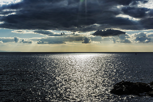 포토 JPG 해외이미지 구름 계절 바다 백그라운드 컨셉 자연 조류 하늘 바람 날씨 안테나 사람없음 야외 파란색 빛 햇빛 환경 검은색 어둠 활발 회색 자유 광선 흰색 분위기 번개 흥분 폭풍 천국 흐림 내추럴 폭풍우 수평선 해외202004 해외포토 자연요소 동물 감정 컬러 통신 태양 비_날씨 자연재해 생태계 파일형식 이미지허브