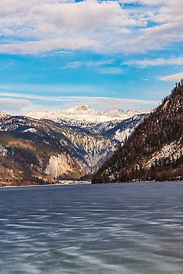 포토 JPG 해외이미지 구름 계절 공원 유럽 호수 여행 백그라운드 겨울 자연 하늘 표면 날씨 산 파노라마 풍경 사람없음 야외 물 파란색 빛 햇빛 반사 마을 맑음 냉동 얼음 추위 흰색 오스트리아 숲 알프스 장면 내추럴 샬레 카피스페이스 해외202004 해외포토 자연요소 공공시설 나라 컬러 촬영기법 실험기구 태양 공백 생태계 파일형식 이미지허브