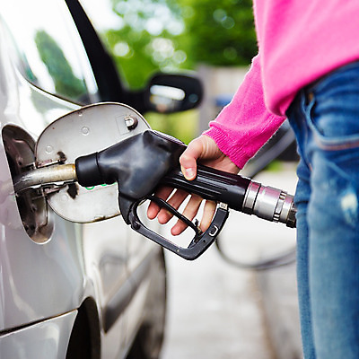 포토 JPG 해외이미지 손 산업 여행 비즈니스 교통시설 자동차 손잡이 한명 경제 환경 힘 에너지 청바지 역 휘발유 석유 서비스 에코 탱크 연료 가스 지구온난화 주유소 소매 자원 펌프 노즐 디젤 배기가스 원자재 자동 비용 해외202004 해외포토 1 육상교통 교통 바지 사람 신체부위 시설 기후변화 파일형식 이미지허브