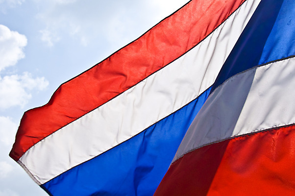 포토 JPG 해외이미지 아시아 파도 백그라운드 태국 날리기 바람 동양인 사람없음 가로 빨간색 파란색 흰색 깃발 심볼 동쪽 전국 해외202004 해외포토 자연요소 나라 바다 컬러 모션 날씨 인종 방향 파일형식 이미지허브