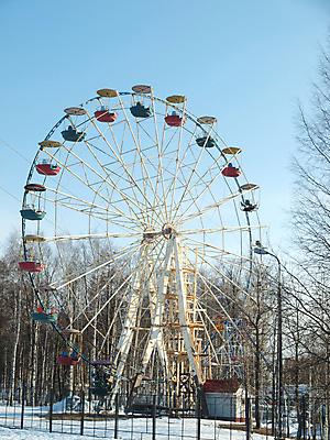 포토 JPG 해외이미지 공원 하늘 날씨 사람없음 파란색 컬러풀 봄 기쁨 바퀴 파편 큼 러시아 해외202004 해외포토 계절 공공시설 감정 유럽 컬러 크기 파일형식 이미지허브