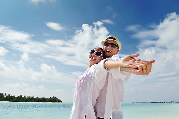 포토 JPG 해외이미지 주간 라이프스타일 커플 여자 남자 데이트 팔벌리기 휴식 사랑 미소 상반신 성인 해변 야외 두명 옆모습 여름 선글라스 손잡기 맑음 올려보기 성인만 해외202004 해외포토 자연요소 계절 감정 안경 바다 뷰포인트 컨셉 관계 모션 날씨 표정 사람 생활 파일형식 이미지허브