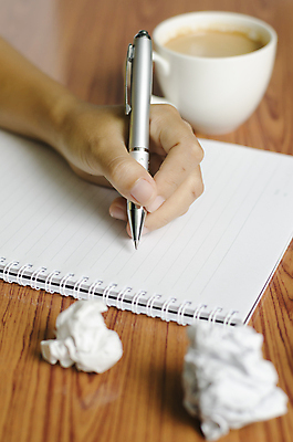 포토 JPG 해외이미지 손 커피 실내 신체부위 펜 공책 기록 잡기 종이뭉치 해외202004 해외포토 종이 음료 모션 문구용품 사람 내부 필기구 뭉치 파일형식 이미지허브