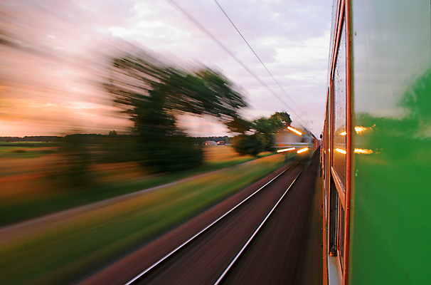 포토 JPG 해외이미지 여행 포즈 창문 교통시설 모션 추상 항해 사람없음 야외 가로 초록색 여름 빛 운동 반사 기차 승차 속도 광택 승객 반대 통과 폴란드 선로 해외202004 해외포토 계절 유럽 육상교통 컬러 교통 무늬 배_교통 대중교통 건강 시설 파일형식 이미지허브