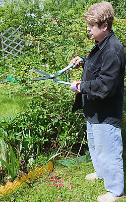 포토 JPG 해외이미지 식물 건조 한명 미소 취미 여름 정원 도구 업무 땅 빌라 원예 원예사 해외202004 해외포토 직업 1 계절 주택 표정 사람 작업 파일형식 이미지허브