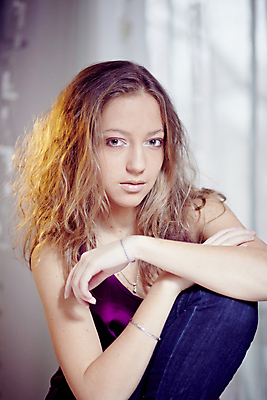 포토 JPG 해외이미지 백인 모델 1 여자 얼굴 포즈 한명 사람 성인 가로 유행 카메라 표현 화려 우아함 어깨 스타일 유일 해외202004 해외포토 서양인 컨셉 신체부위 전자제품 파일형식 이미지허브