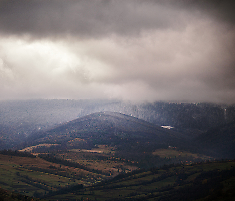 포토 JPG 해외이미지 구름 계절 백그라운드 자연 하늘 산 풍경 사람없음 야외 초록색 여름 파란색 빛 햇빛 얼음 어둠 회색 안개 가을 시골 황무지 11월 언덕 폭풍 흐림 우크라이나 해외202004 해외포토 자연요소 유럽 컬러 날씨 태양 날짜 생태계 파일형식 이미지허브