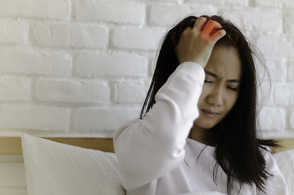 포토 JPG 해외이미지 라이프스타일 손 여자 얼굴 창문 아침 휴식 스트레스 주택 실내 건강 한명 앉기 햇빛 일출 스트레칭 방 고통 흰색 잠 뜨거움 결과 척추 두통 팔 발목 알레르기 복근 불면증 편두통 해외202004 해외포토 주간 1 감정 컬러 컨셉 모션 발 근육 뼈 사람 내부 건물 생활 신체부위 빛 운동 노을 질병 파일형식 자연요소 건축물 의학 건축 이미지허브