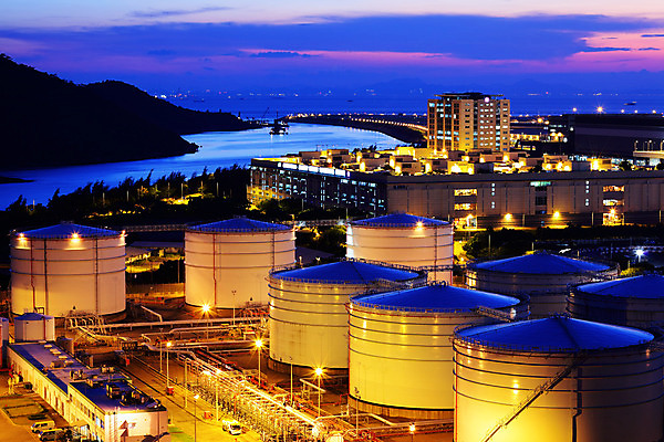 포토 JPG 해외이미지 식물 산업 바다 공장 교통시설 하늘 사람없음 물 빛 환경 상점 금속 힘 발전기 에너지 화물 액체 역 휘발유 석유 야간 시원함 컨테이너 창고 탱크 화석 연료 가스 수납 엔진 스카이라인 세대 디젤 분배 실린더 철강 터미널 해외202004 해외포토 자연요소 교통 공업 재질 발전소 운송업 시설 파일형식 이미지허브