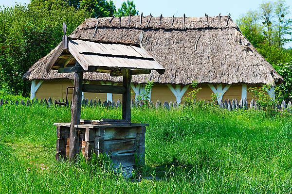 포토 JPG 해외이미지 전통 유럽 문화 음료 벽 농업 건축양식 자연 지붕 벽돌 사람없음 야외 건물 목재 초록색 물 여름 농장 갈색 노란색 마을 정원 수확 골동품 바위 시골 그리기 중세 역사 갈증 양동이 러시아 소원 깊이 도르래 안뜰 옛날 우크라이나 해외202004 해외포토 자연요소 나무 건축물 계절 건축 나라 산업 컬러 재료 모션 돌_바위 생태계 파일형식 이미지허브